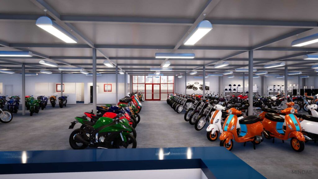 Ce rendu d'architecture en 3D présente une vue intérieure à hauteur d'homme d'un grand magasin ou showroom de deux-roues, capturée depuis l'arrière d'un comptoir bleu au premier plan. L'espace, structuré par de fins poteaux métalliques gris sous un plafond équipé de nombreuses rampes d'éclairage LED, expose une grande variété de véhicules alignés en rangées. On y distingue des motos sportives vertes foncé, rouge vif, bleu nuit et orange ; des motos de style custom ou chopper sur la droite, ainsi que des scooters modernes orange bleu et blanc orange au premier plan à droite. Au fond de la pièce, une grande porte vitrée à double battant rouge ci trouvent, flanquée sur la gauche de bureaux cloisonnés et sur la droite d'étagères pour accessoires.