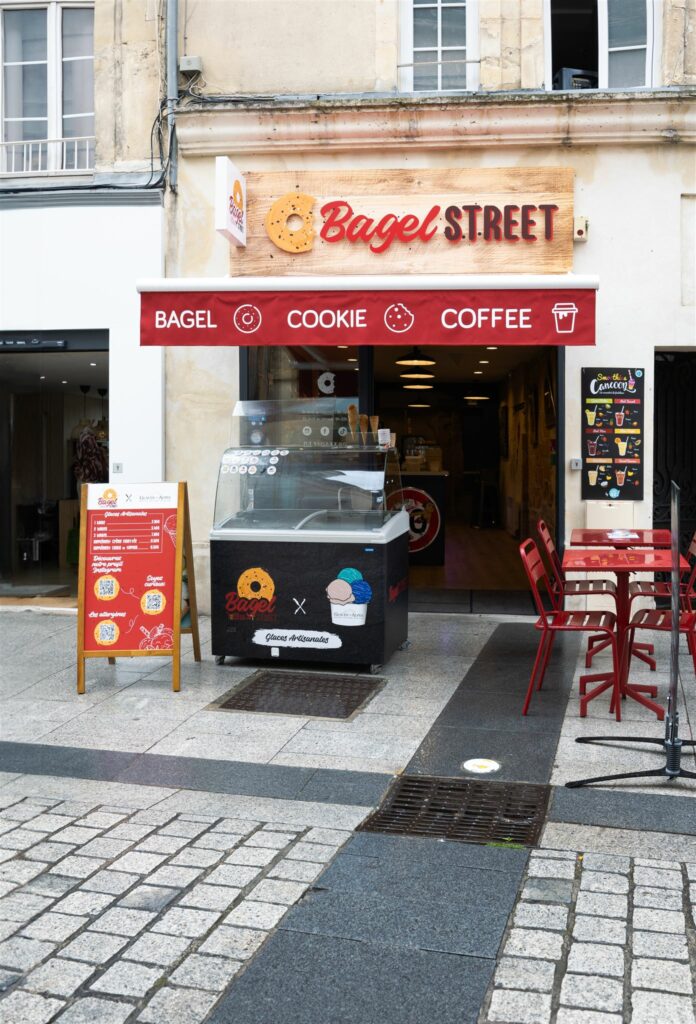 Aménagement intérieur moderne du fastfood Bagel Street à Caen
