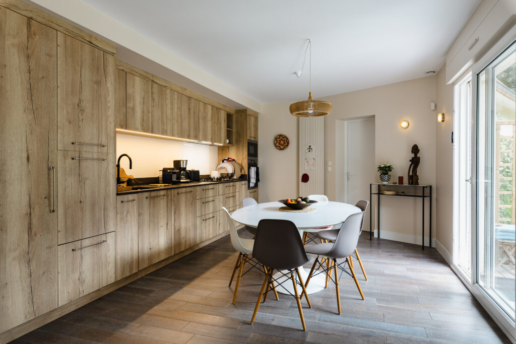 Vue d'ensemble de la maison rénovée à Villons-les-Buissons