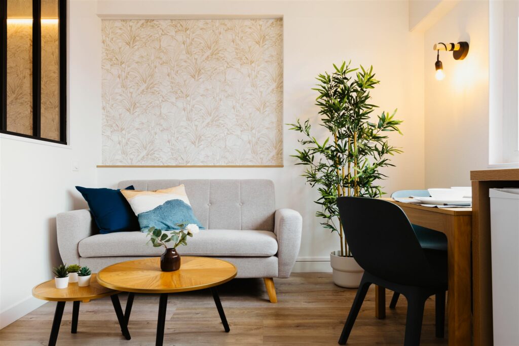 Salon cosy avec table basse et bureau design